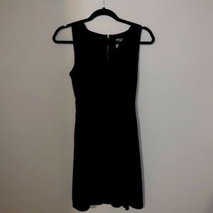 Black V-neck small dress with a bow that can cross in the front or back